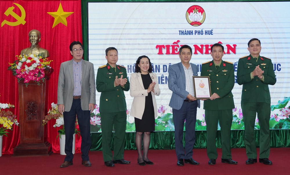 Quân ủy Trung ương - Bộ Quốc phòng tặng 1.000 suất quà cho người dân vùng lũ ở Huế - ảnh 1