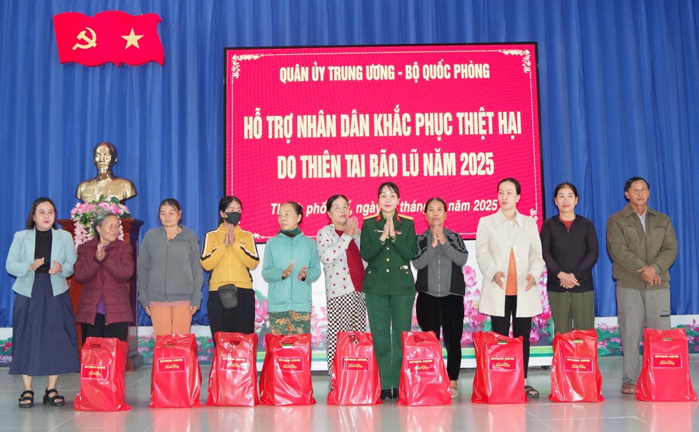Quân ủy Trung ương - Bộ Quốc phòng tặng 1.000 suất quà cho người dân vùng lũ ở Huế - ảnh 2