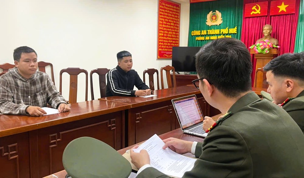 Khởi tố 2 thanh niên tàng trữ trái phép vũ khí quân dụng - ảnh 1