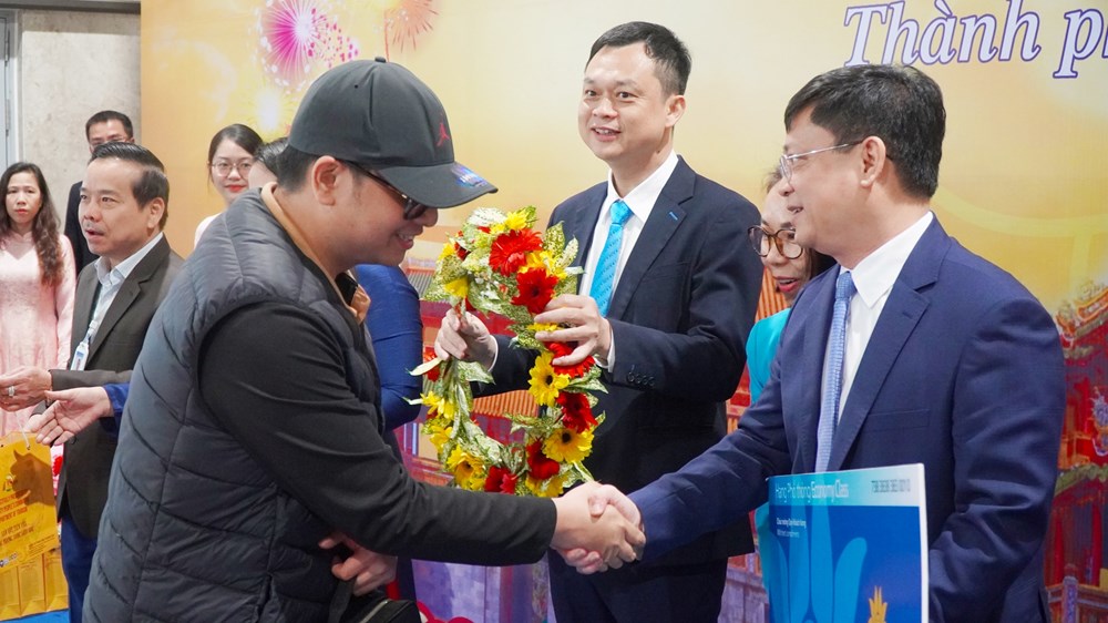 Đón những du khách đầu tiên đến Huế năm 2026 qua đường hàng không, hàng hải - ảnh 2