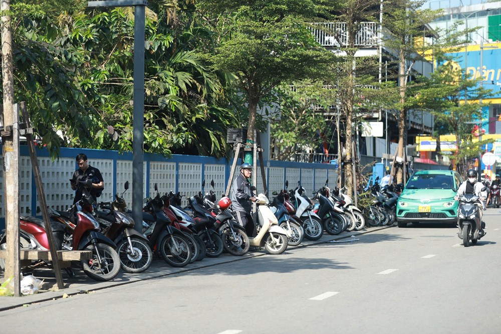 Cấm đậu xe trên vỉa hè các tuyến phố ở trung tâm TP. Huế - ảnh 1