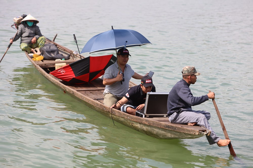 Thợ lặn ngâm mình dưới sông Hương tìm 2 cây vàng của người dân đánh rơi - ảnh 1