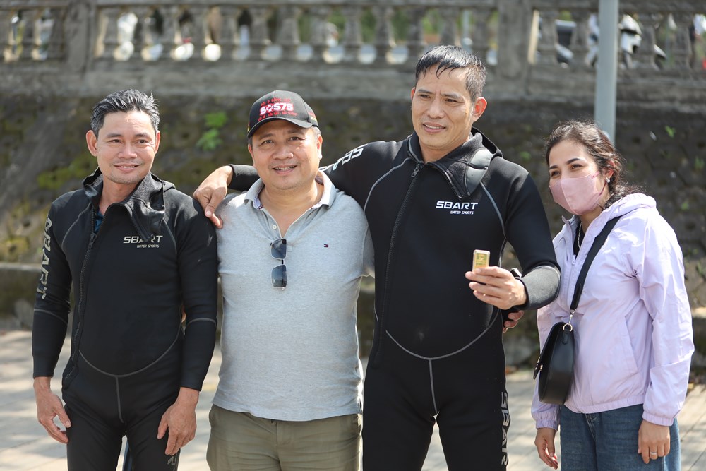 Thợ lặn ngâm mình dưới sông Hương tìm 2 cây vàng của người dân đánh rơi - ảnh 2