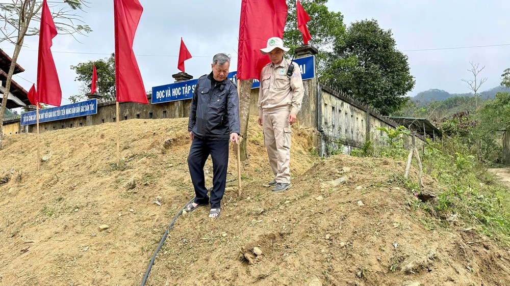 Xử lý vật liệu nổ được phát hiện trước trường học ở Huế - ảnh 1