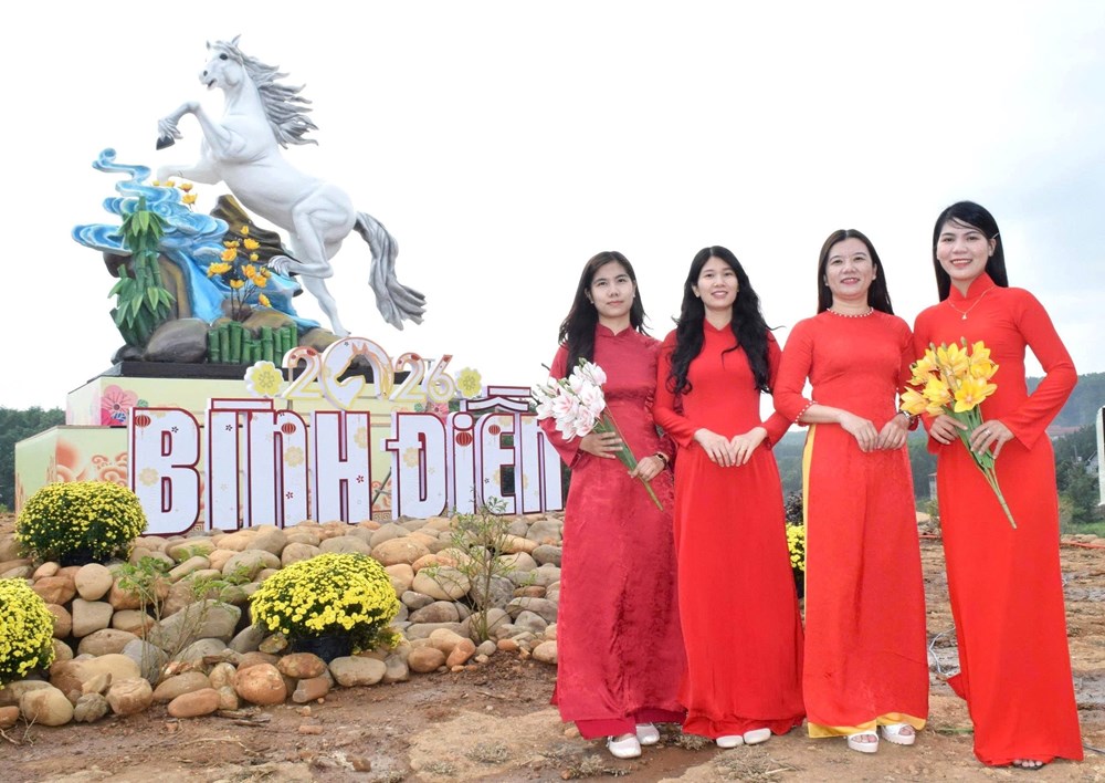 Người phụ nữ trèo lên bệ đỡ linh vật Bạch mã để check-in gây phản cảm - ảnh 1