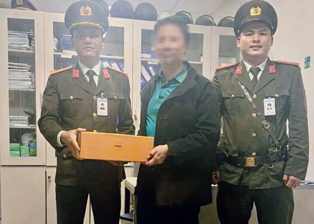 Trao trả tài sản trị giá gần 450 triệu đồng cho du khách để quên ở sân bay Phú Bài - ảnh 1