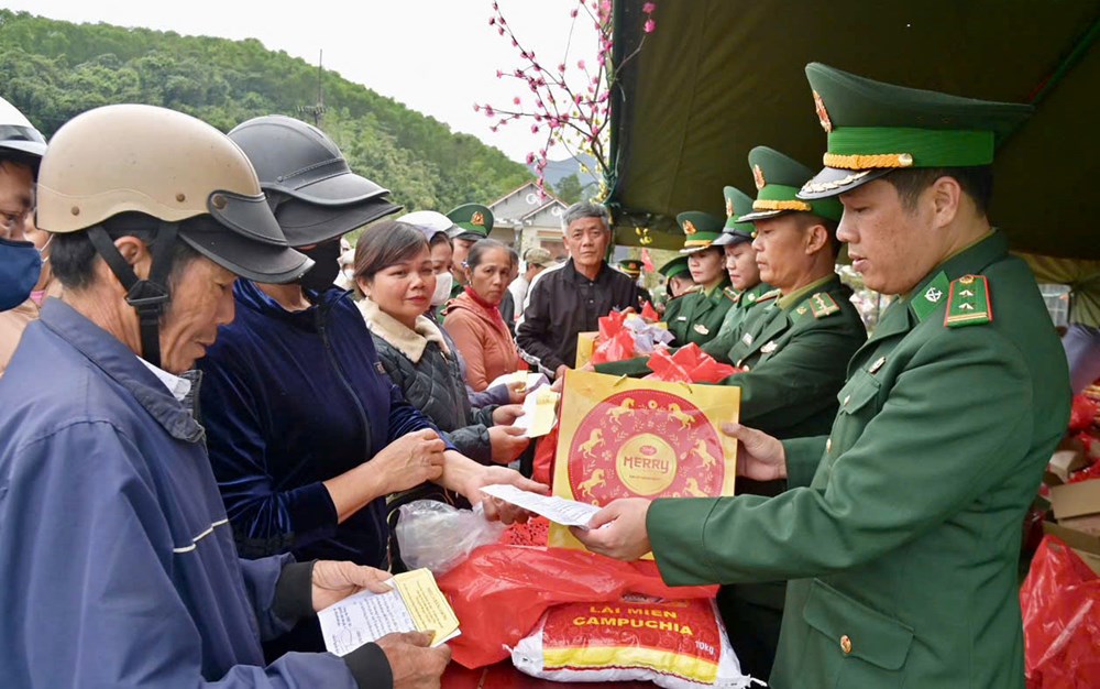 “Xuân biên cương hải đảo” mang Tết sớm đến với người dân vùng biển - ảnh 4