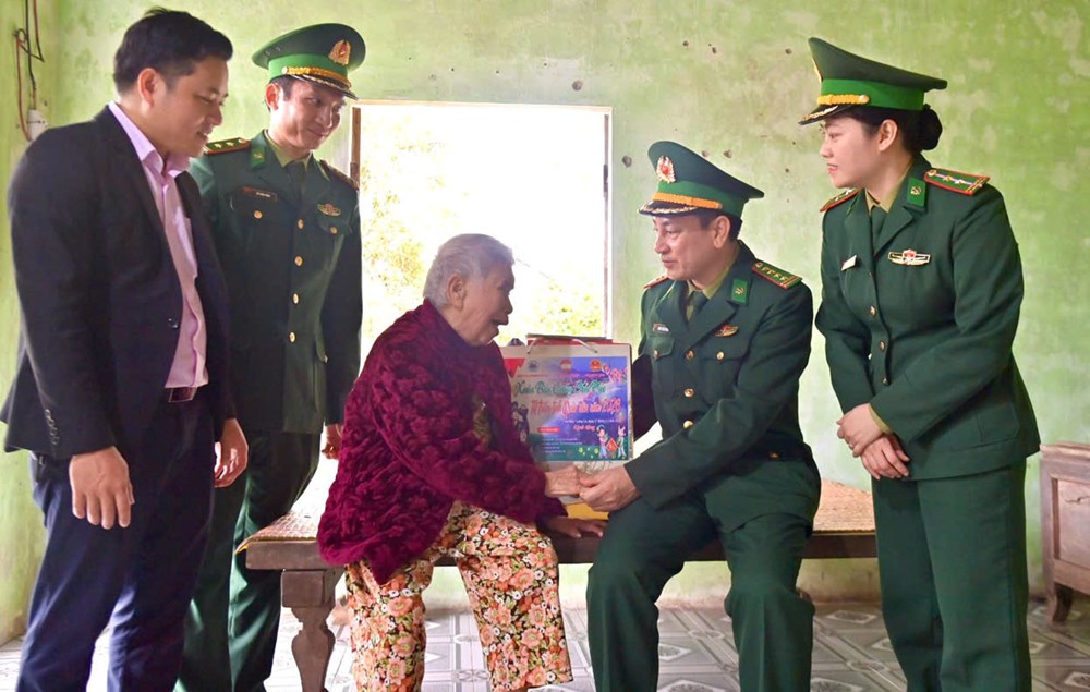 “Xuân biên cương hải đảo” mang Tết sớm đến với người dân vùng biển - ảnh 1