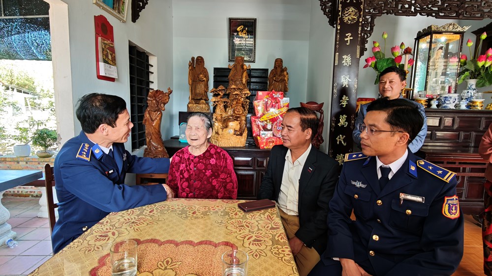 Vùng Cảnh sát biển 2 thăm và tặng quà các Mẹ Việt Nam Anh hùng  - ảnh 2