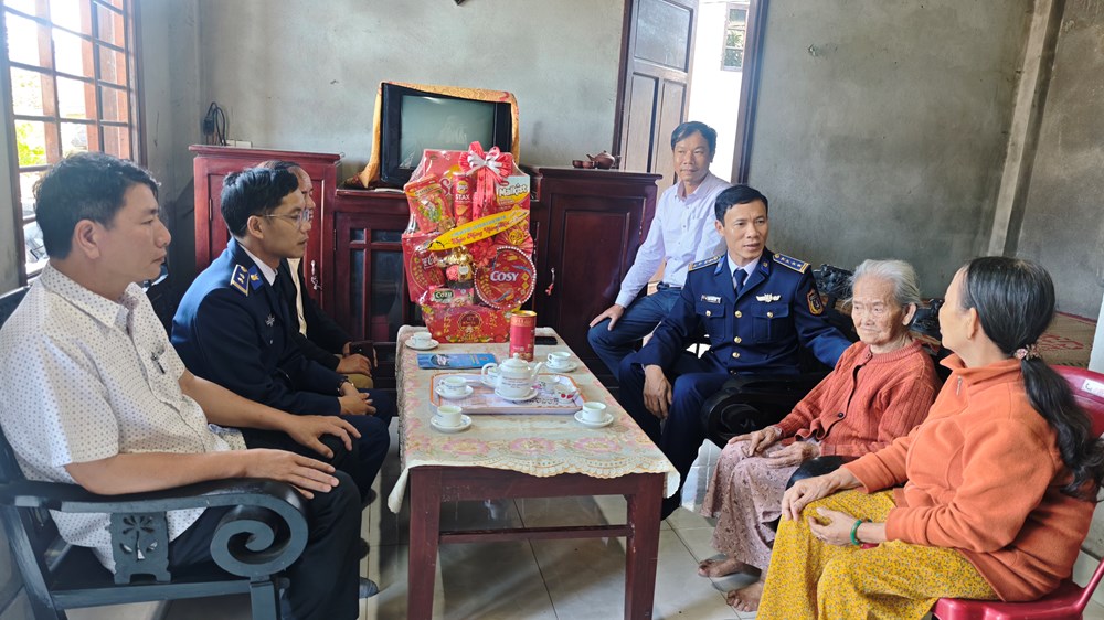 Vùng Cảnh sát biển 2 thăm và tặng quà các Mẹ Việt Nam Anh hùng  - ảnh 1