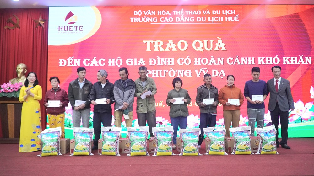 “Xuân yêu thương” hỗ trợ sinh viên Cao đẳng Du lịch Huế về quê đón Tết - ảnh 1