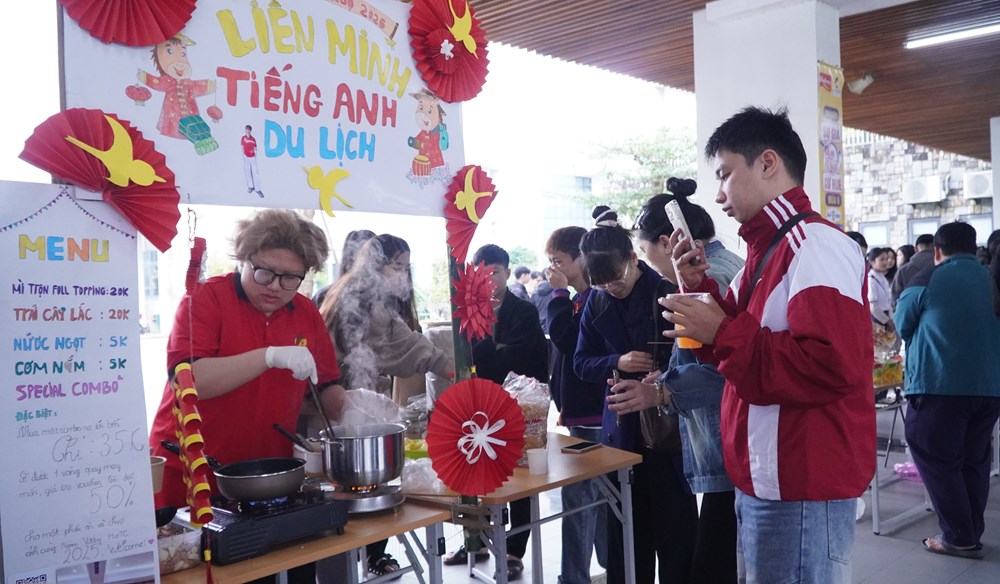 “Xuân yêu thương” hỗ trợ sinh viên Cao đẳng Du lịch Huế về quê đón Tết - ảnh 3