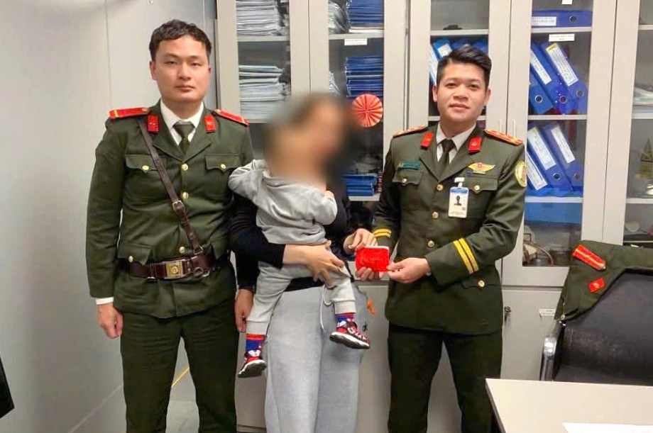 Nữ hành khách xúc động nhận lại vàng bị “thất lạc” ở sân bay - ảnh 1