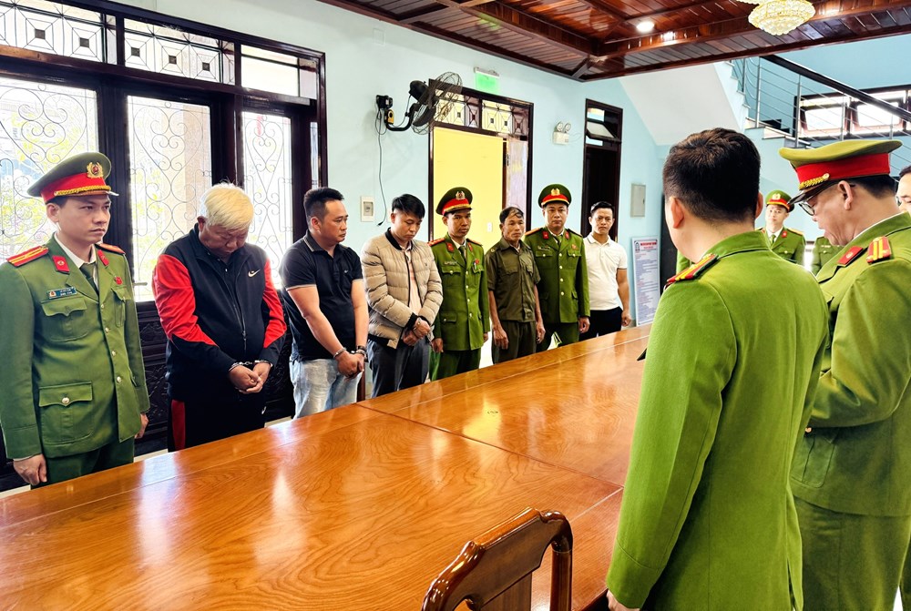 Khởi tố 3 bị can khai thác trái phép hơn 11.000m² cao lanh, trị giá trên 9 tỉ đồng - ảnh 1