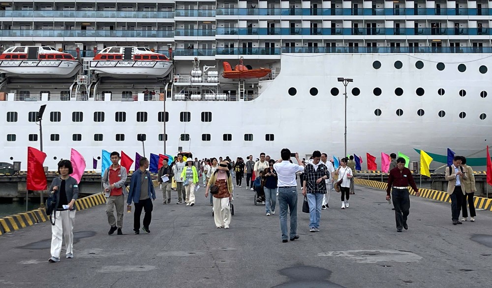 Huế đón chuyến tàu biển “xông đất” đầu năm Bính Ngọ - ảnh 1