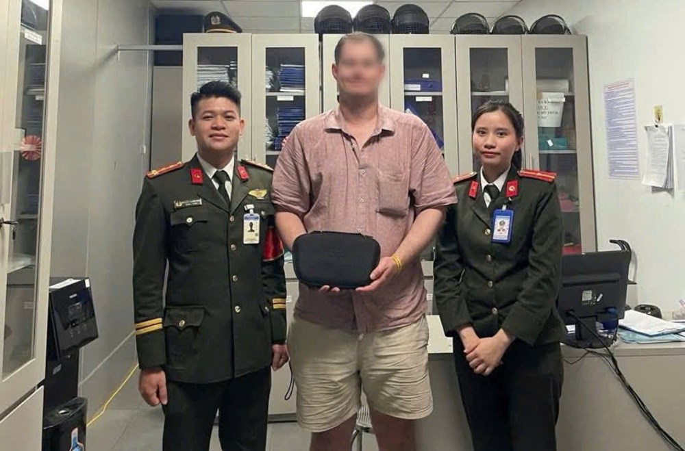 Kịp thời trao trả túi xách có nhiều giấy tờ quan trọng và tài sản cho du khách Úc - ảnh 1