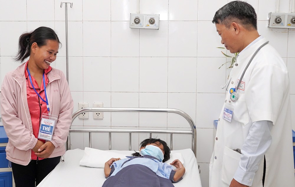 Hành khách hỗ trợ đưa huyết thanh từ Sài Gòn ra Huế kịp thời cứu bé gái bị rắn cắn - ảnh 2