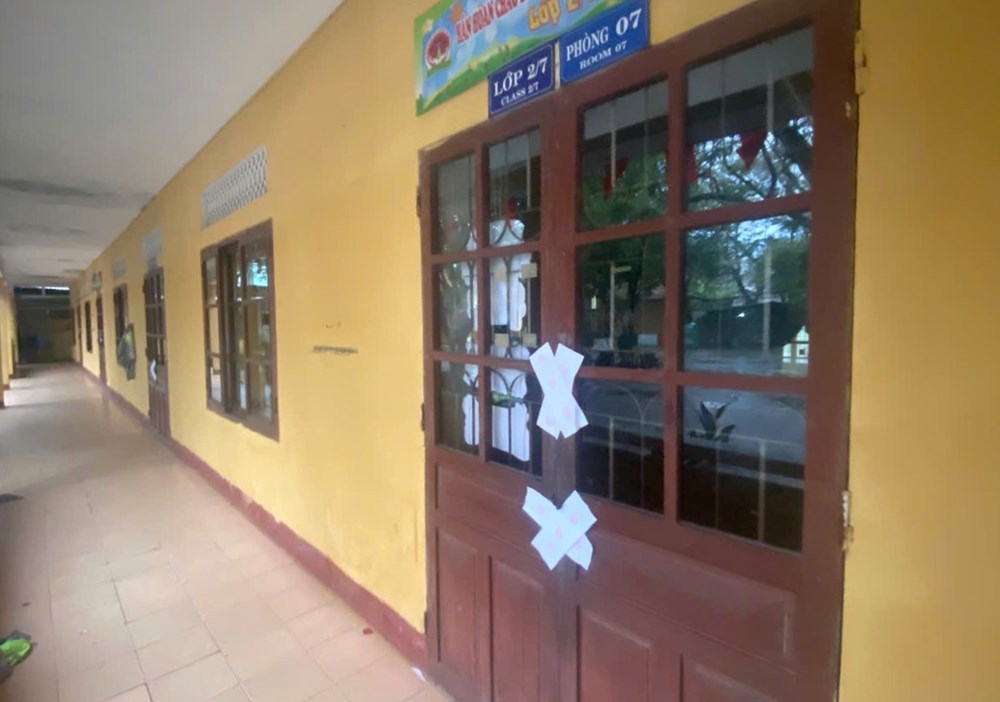 Phòng học bị xuống cấp phải “niêm phong”, hàng trăm học sinh đi học nhờ nơi khác - ảnh 1