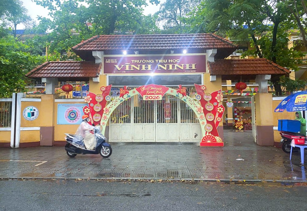 Phòng học bị xuống cấp phải “niêm phong”, hàng trăm học sinh đi học nhờ nơi khác - ảnh 2