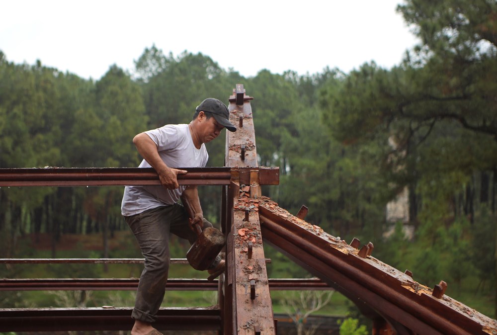 Tháo dỡ thủ công công trình không phép tại lăng Hoàng Thái hậu Từ Dụ - ảnh 3