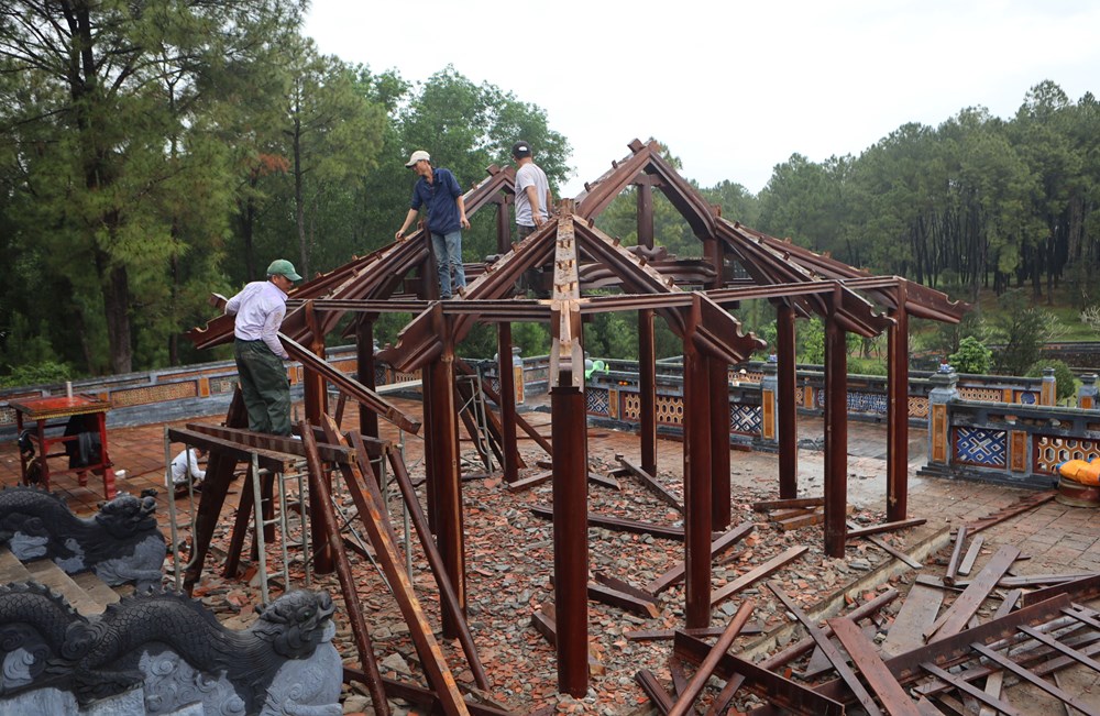 Tháo dỡ thủ công công trình không phép tại lăng Hoàng Thái hậu Từ Dụ - ảnh 2
