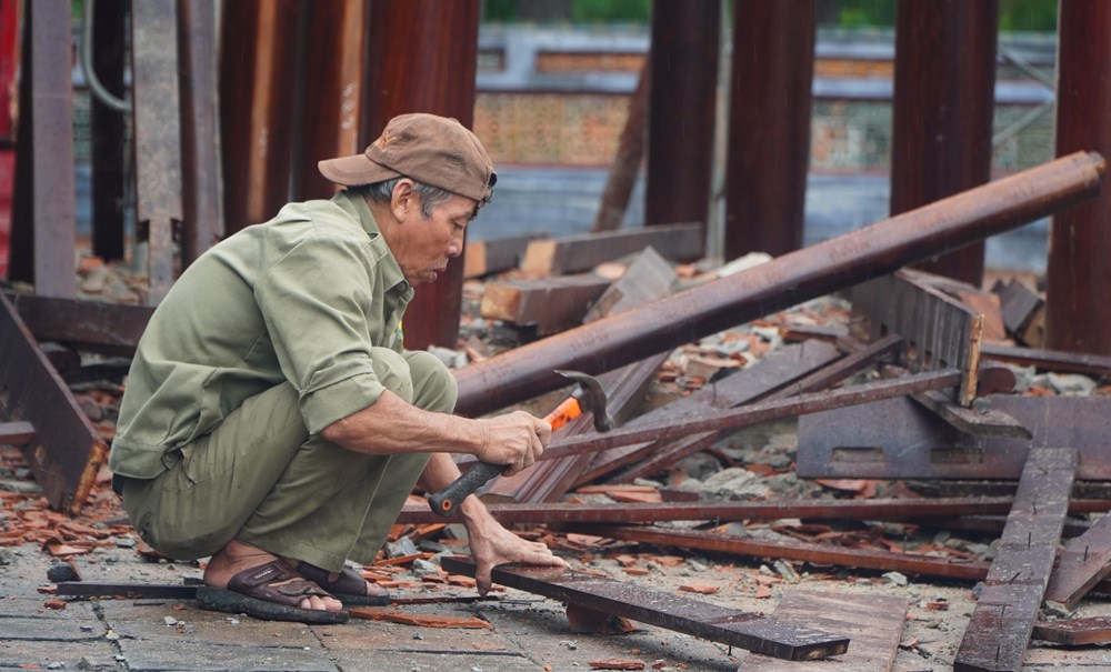 Tháo dỡ thủ công công trình không phép tại lăng Hoàng Thái hậu Từ Dụ - ảnh 4