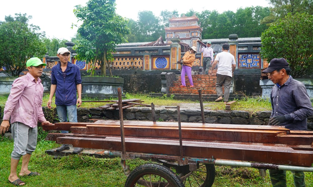 Tháo dỡ thủ công công trình không phép tại lăng Hoàng Thái hậu Từ Dụ - ảnh 7