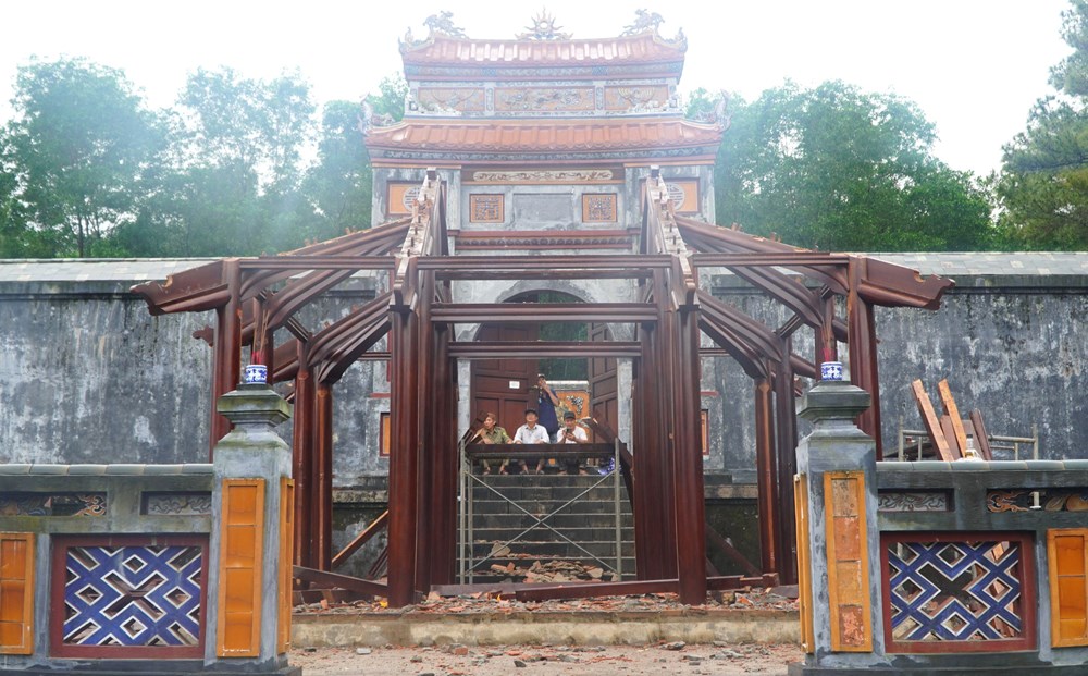 Tháo dỡ thủ công công trình không phép tại lăng Hoàng Thái hậu Từ Dụ - ảnh 1