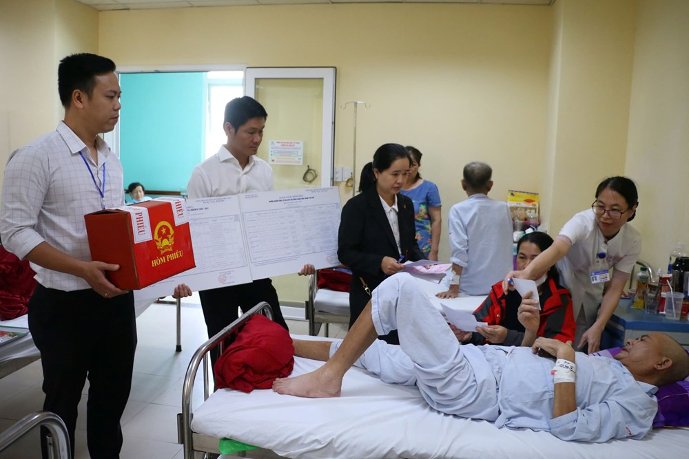 Mang hòm phiếu đến tận giường bệnh nhân ung bướu - ảnh 4
