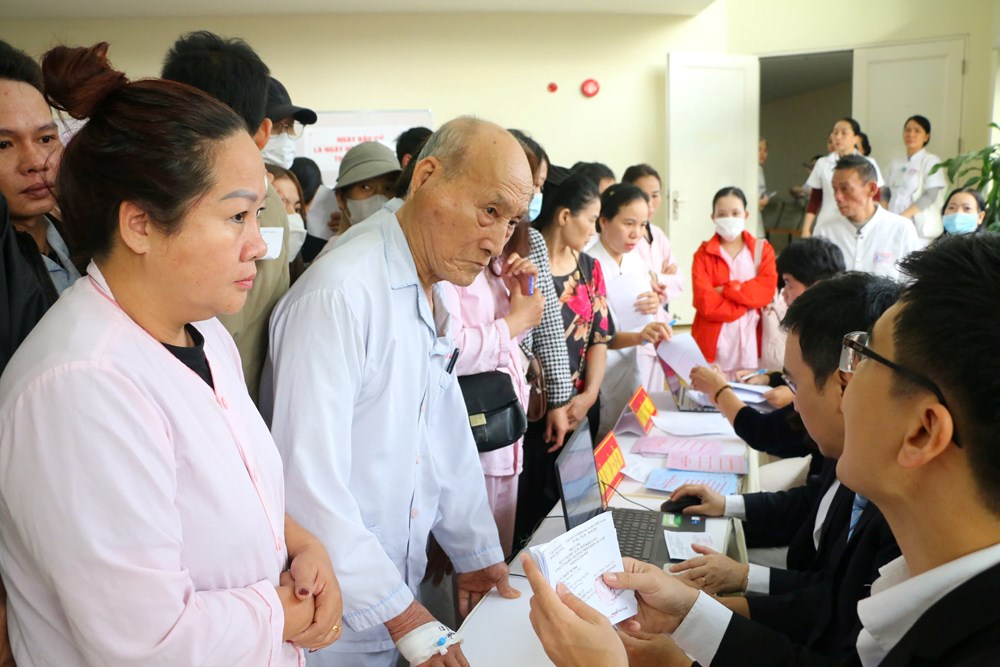 Mang hòm phiếu đến tận giường bệnh nhân ung bướu - ảnh 1