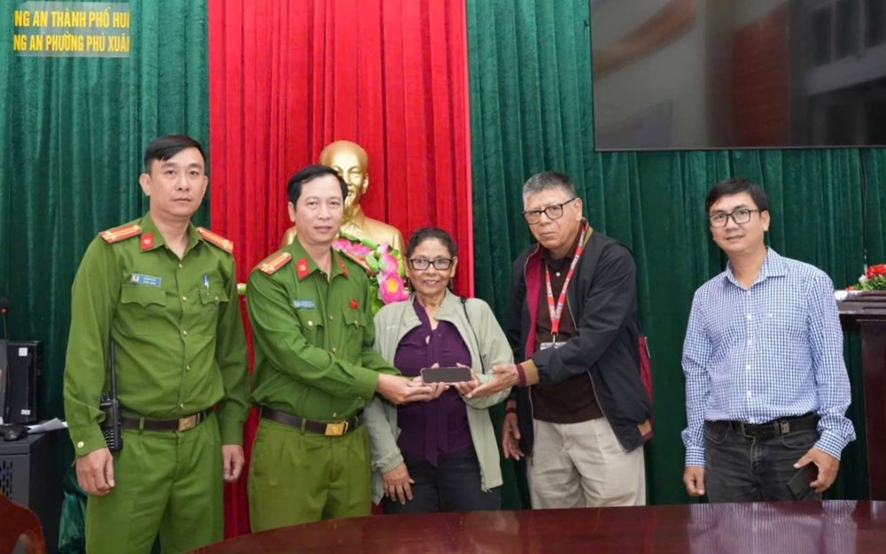 Nhanh chóng trao trả iPhone cho du khách người Mỹ bị cướp giật - ảnh 1