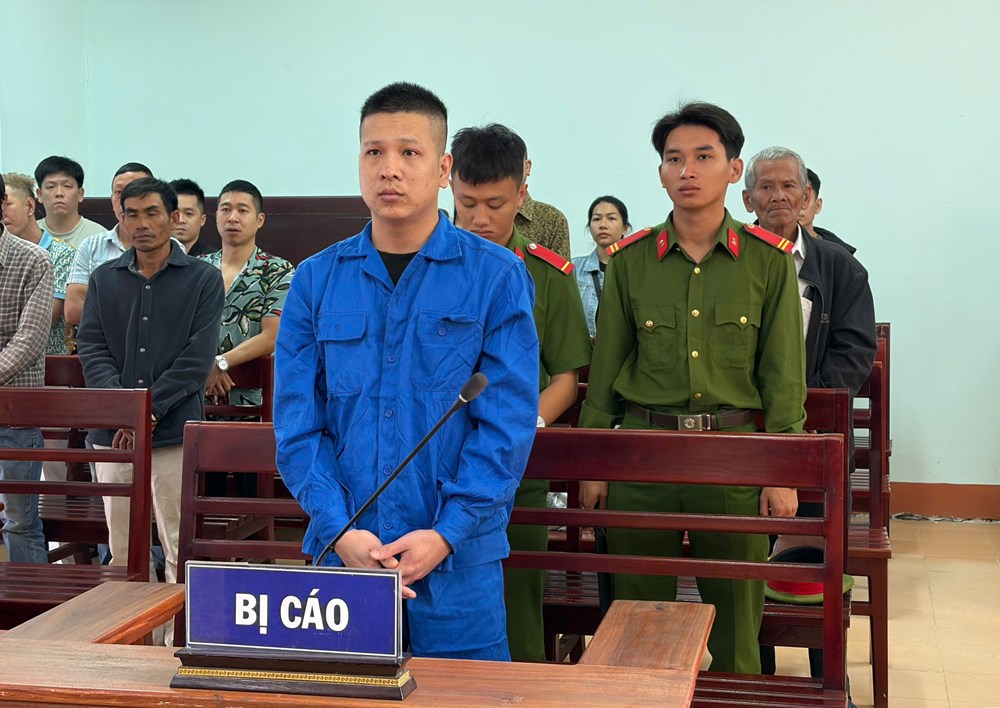 Phạt tù đối tượng hành hung CSGT đang làm nhiệm vụ trong mưa lũ - ảnh 1