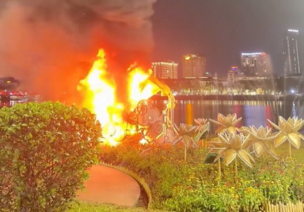 Linh vật ngựa ven sông Hương bốc cháy trong đêm - ảnh 1