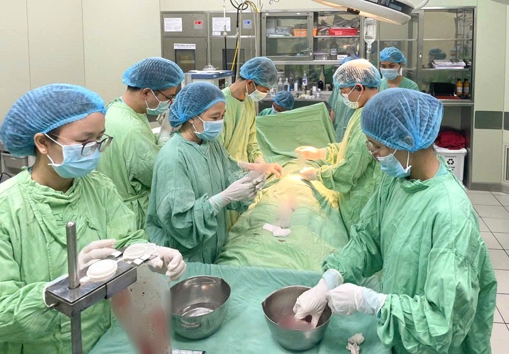 Bệnh nhi 7 tuổi bị tan máu bẩm sinh được ghép tủy thành công từ chị gái ruột  - ảnh 2