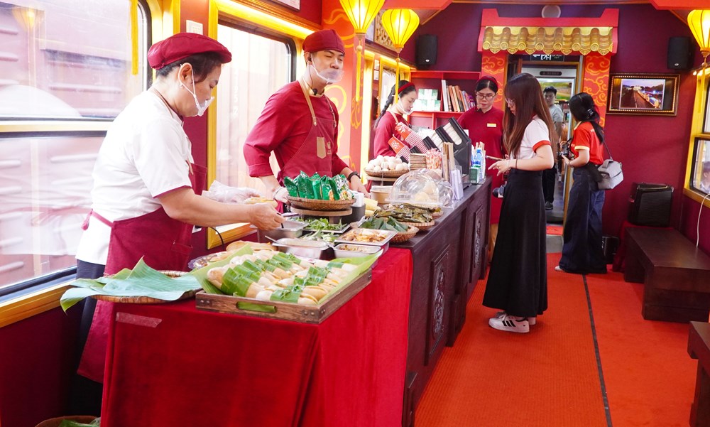 Đã có hơn 440.000 lượt khách trải nghiệm đoàn tàu di sản miền Trung - ảnh 2