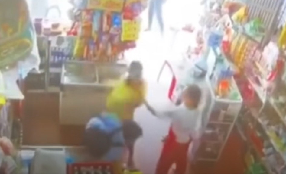 Huế: Làm rõ vụ việc nam sinh lớp 7 bị đánh liên tục tại quầy tạp hóa - ảnh 1