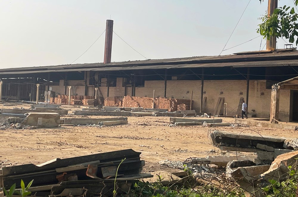 Tháo dỡ nhà máy gạch gây ô nhiễm môi trường kéo dài - ảnh 1