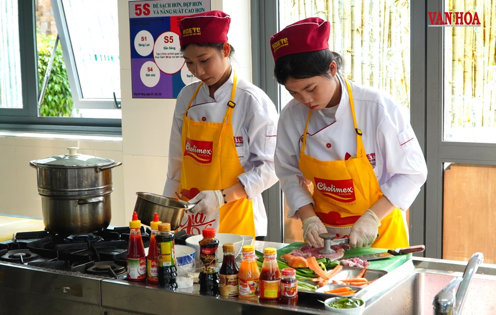 Sinh viên Cao đẳng Du lịch Huế trổ tài chế biến món ngon - ảnh 1