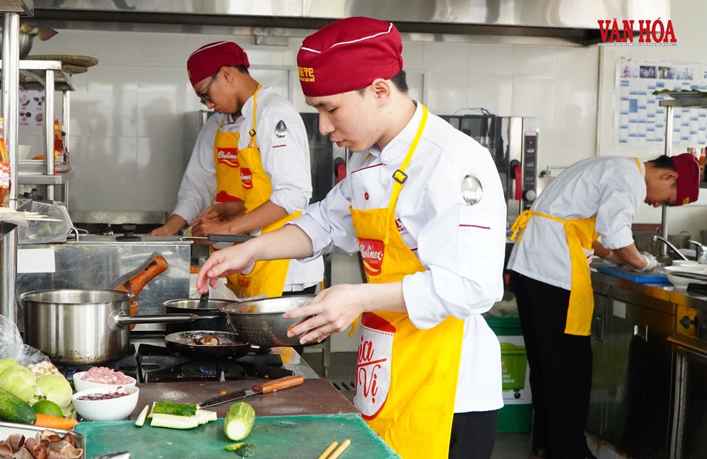 Sinh viên Cao đẳng Du lịch Huế trổ tài chế biến món ngon - ảnh 3