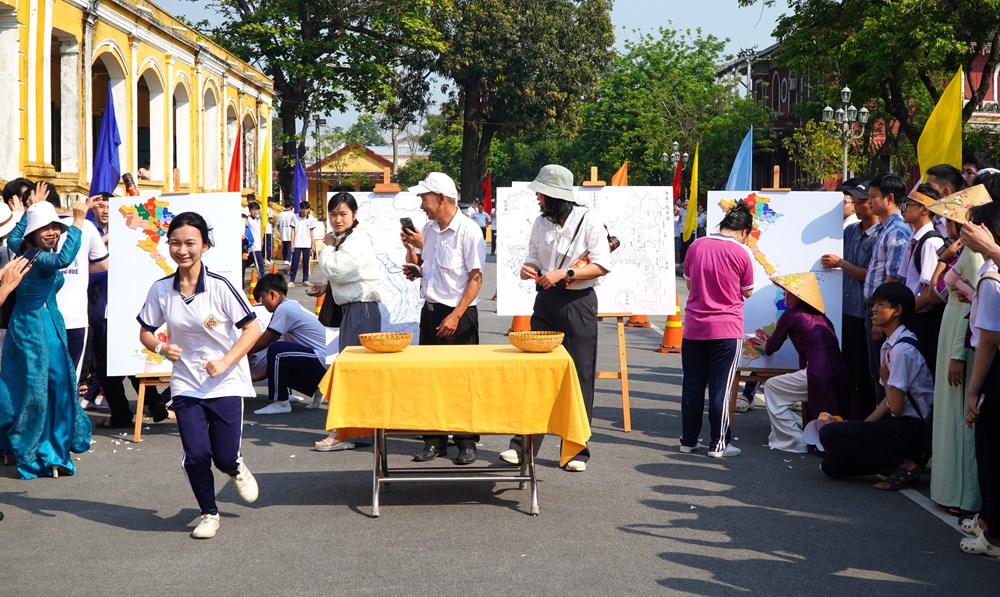 Học sinh Huế hào hứng tìm hiểu cải cách của vua Minh Mạng qua trò chơi trải nghiệm - ảnh 1