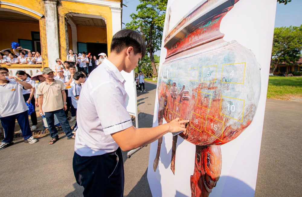 Học sinh Huế hào hứng tìm hiểu cải cách của vua Minh Mạng qua trò chơi trải nghiệm - ảnh 2