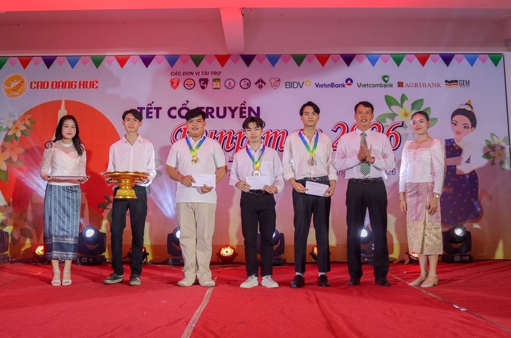 Ấm áp Tết Bunpimay cho lưu học sinh Lào tại Huế - ảnh 4