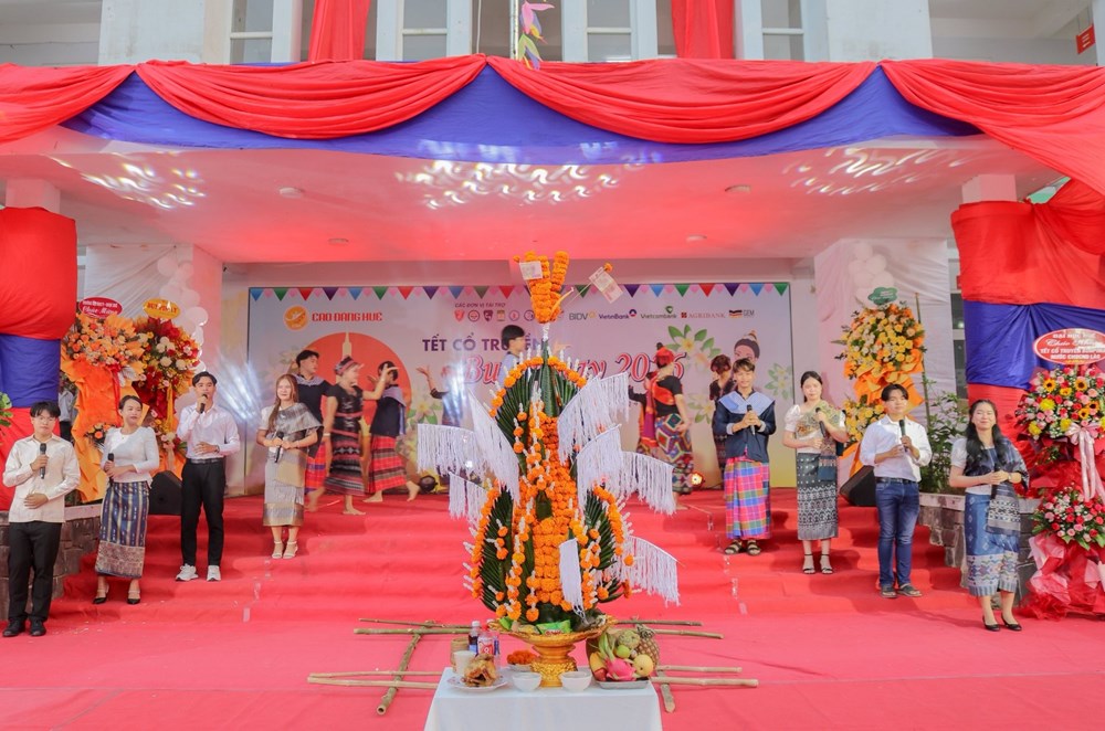 Ấm áp Tết Bunpimay cho lưu học sinh Lào tại Huế - ảnh 2