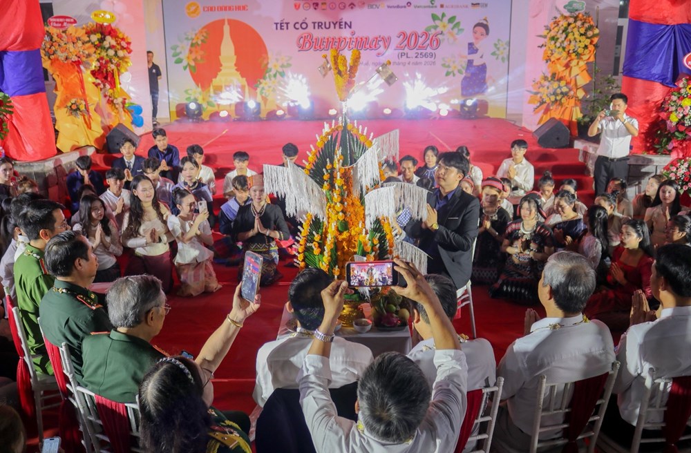 Ấm áp Tết Bunpimay cho lưu học sinh Lào tại Huế - ảnh 1