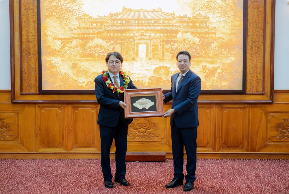 Trao tặng danh hiệu “Công dân danh dự TP. Huế” cho ông Kang Bong Jun - ảnh 1