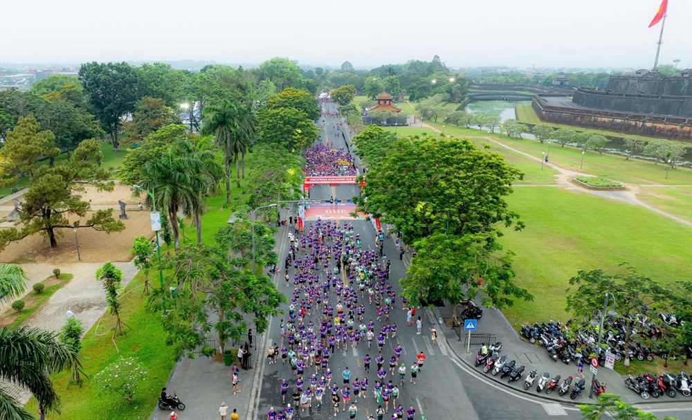 Hơn 8.000 chân chạy trải nghiệm các cung đường đẹp và di tích nổi tiếng xứ Huế - ảnh 1