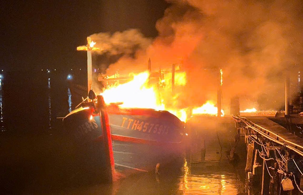 Tàu cá của ngư dân ở Huế bị lửa thiêu rụi trong đêm - ảnh 1