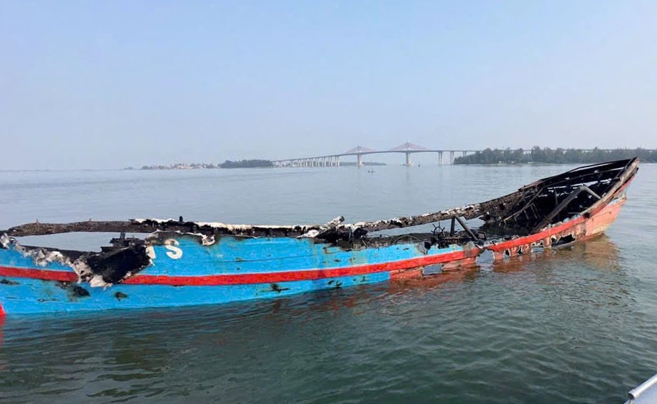 Tàu cá của ngư dân ở Huế bị lửa thiêu rụi trong đêm - ảnh 2