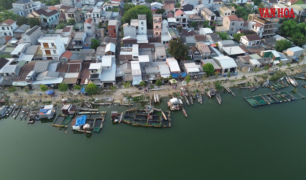 Nuôi cá lồng trái phép giữa trung tâm TP. Huế, nguy cơ hình thành xóm nhà chồ - ảnh 1