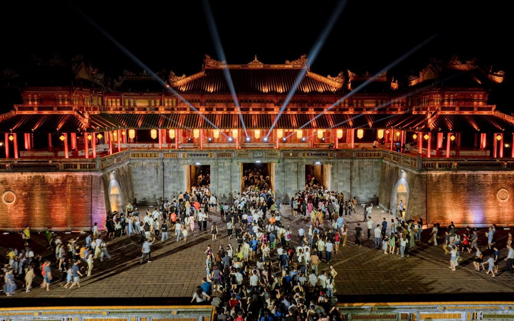 “Hoàng cung huyền ảo” thu hút du khách trải nghiệm Đại Nội Huế về đêm - ảnh 2